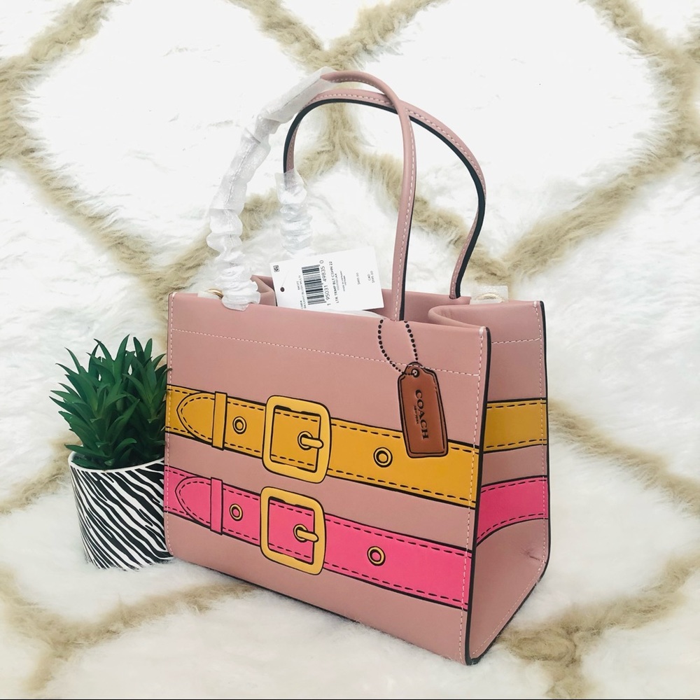 Coach Cashin Carry 22 C9814 Trompe L'oeil Print - Spring 2022 Runway Collection